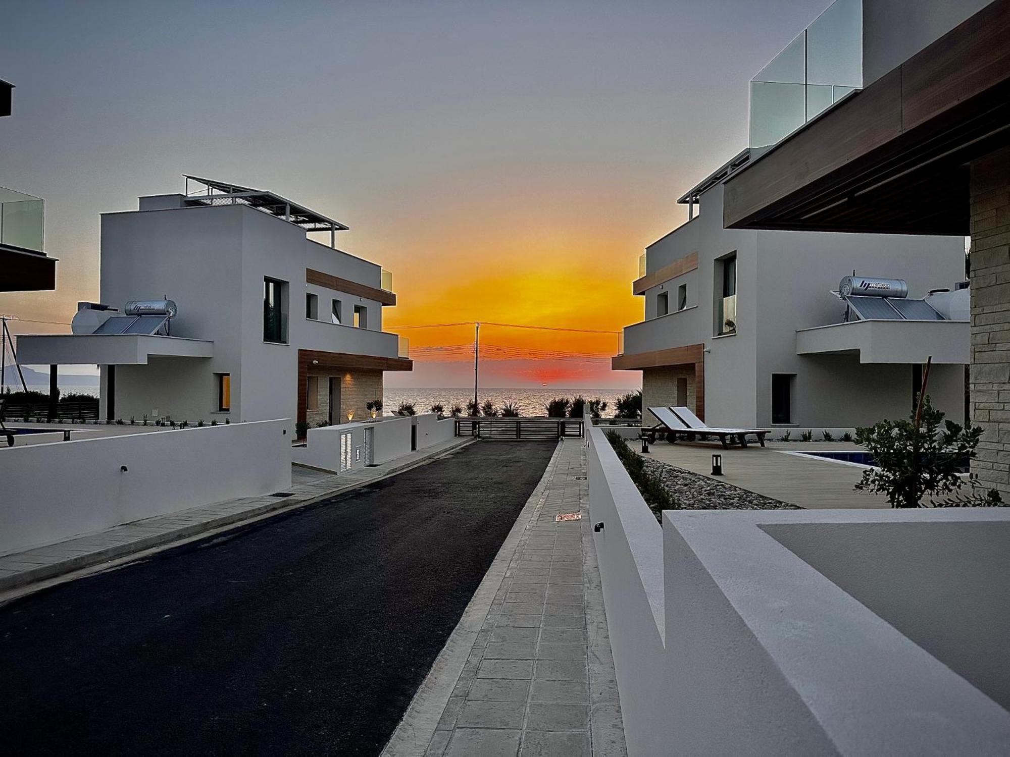 Santa Barbara Seafront Villas W Jacuzzi Pool Paphos Eksteriør bilde